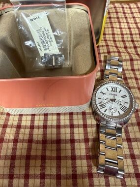 Ladies silver fossil watch with box and additional links. (Needs battery)